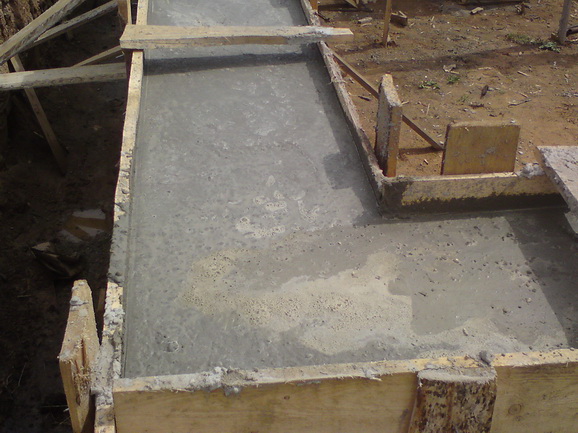 бетон в опалубке фундамента